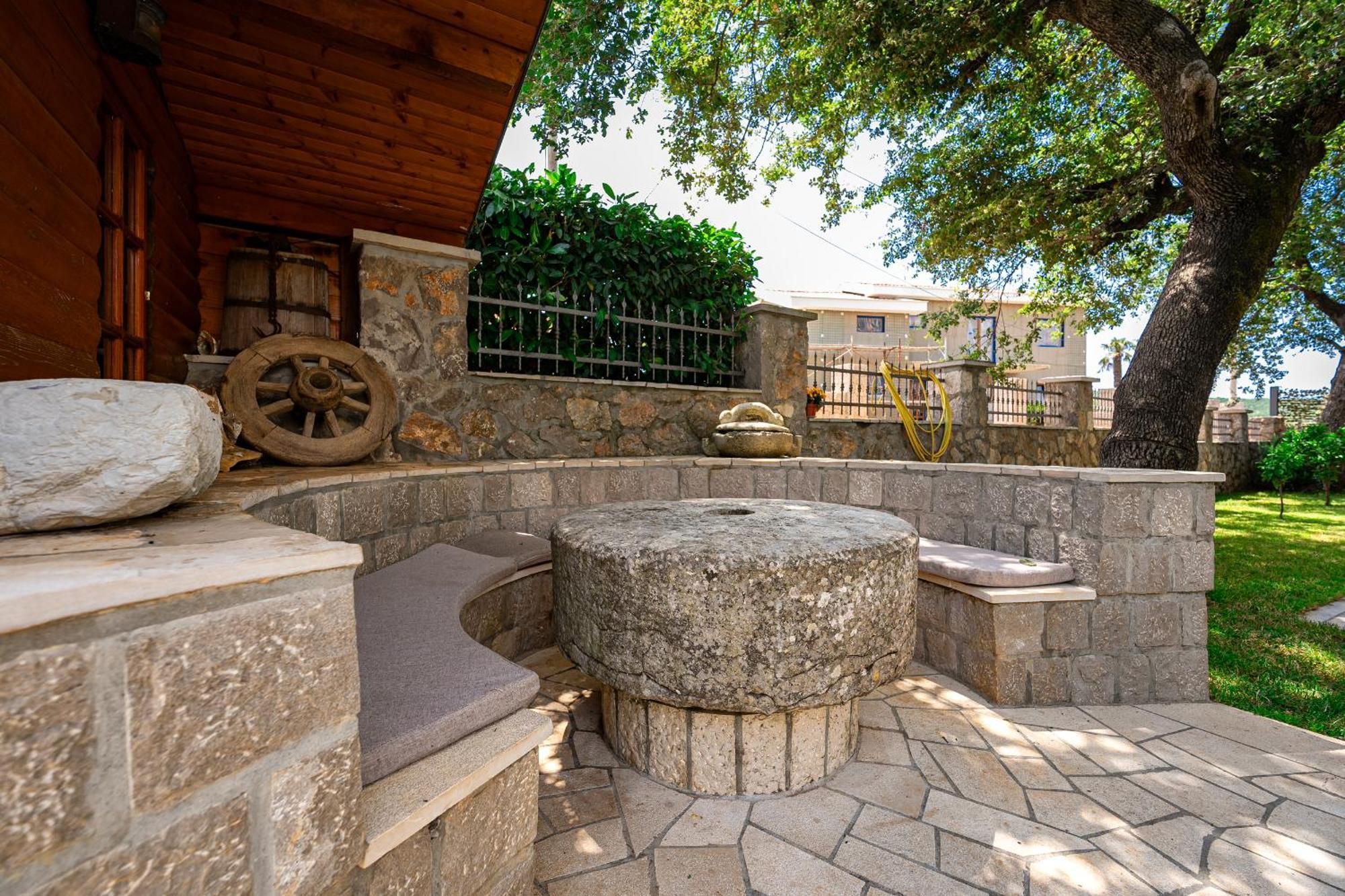 Villa Helena โกตอร์ ภายนอก รูปภาพ